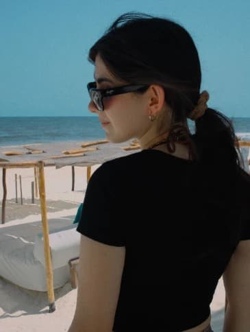 Mujer de espaldas mirando hacia la playa