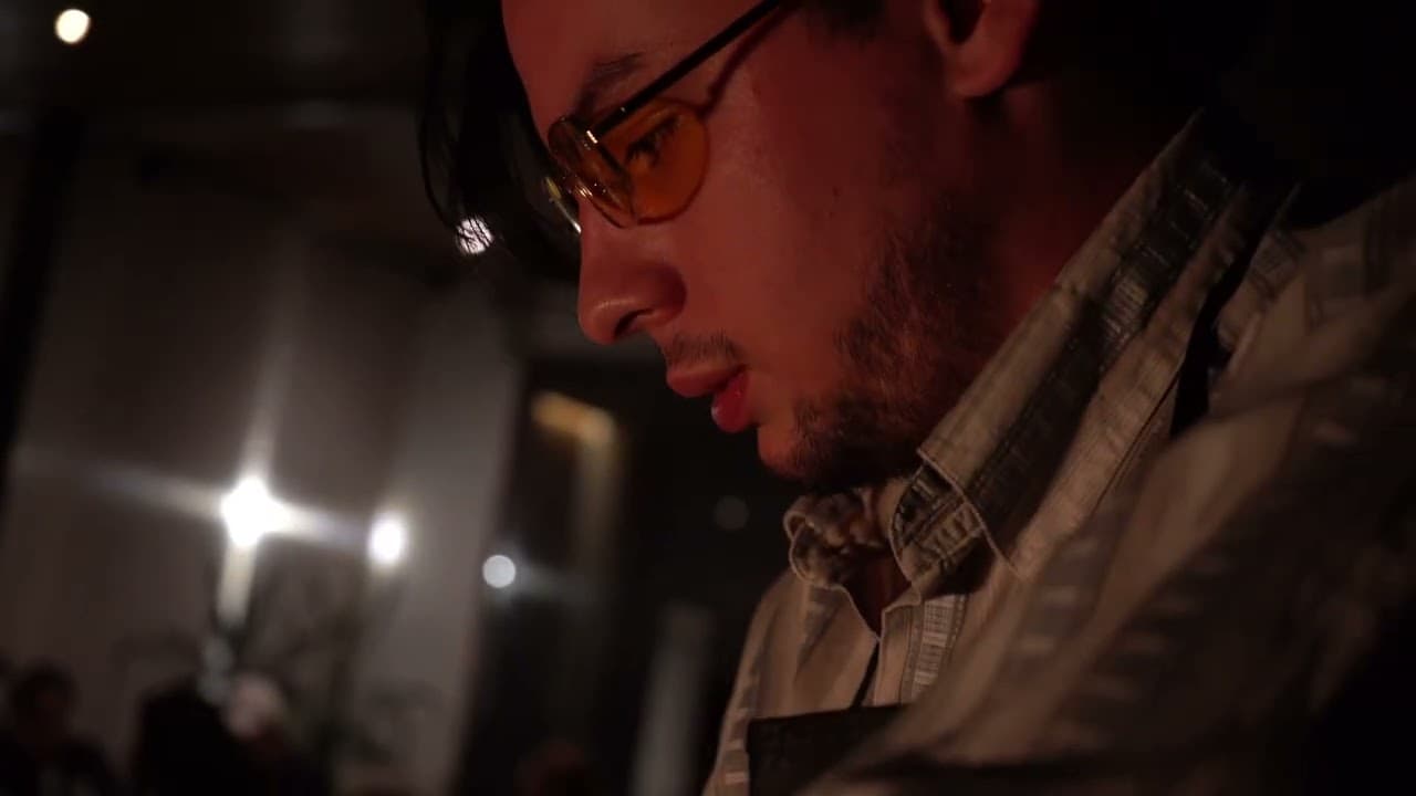 Hombre con lentes iluminado por luz cálida de noche